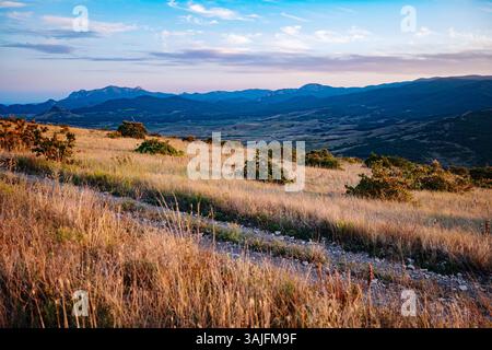 Die Golden Hour beleuchtet die Krimberge und die Landschaft des Tals Stockfoto
