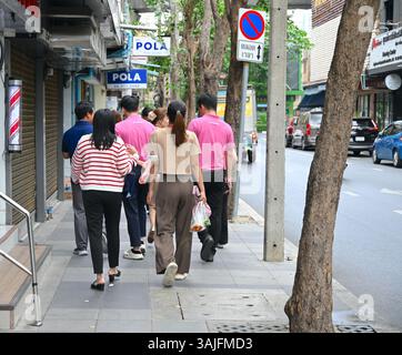 Die Einheimischen laufen auf der Bahgkok Street mit ihren Geschäften. Stockfoto