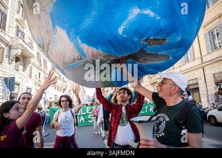 Rom, Rm, Italien. April 2025. Hunderte Schüler des Schulstreiks treffen sich in Rom, um an dem klimamarsch teilzunehmen, der von der Gruppe „Fridays for Future Rome“ organisiert wird (Foto: © Marco Di Gianvito/ZUMA Press Wire). Nicht für kommerzielle ZWECKE! Stockfoto