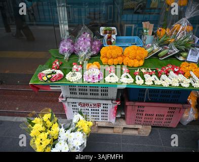 Frische Blumengirlanden auf dem thailändischen Markt. Stockfoto