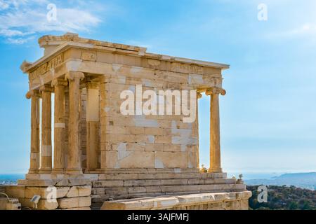 Panoramablick auf den Tempel der Athena Nike auf der Akropolis von Athen mit der Stadt unten, Griechenland Stockfoto