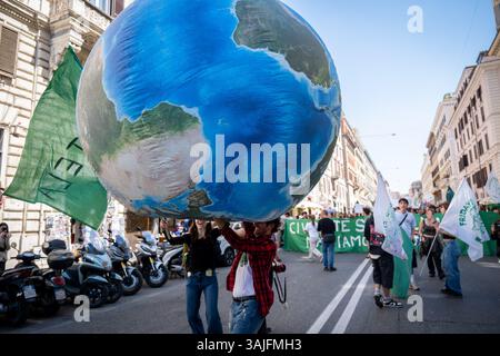Rom, Rm, Italien. April 2025. Hunderte Schüler des Schulstreiks treffen sich in Rom, um an dem klimamarsch teilzunehmen, der von der Gruppe „Fridays for Future Rome“ organisiert wird (Foto: © Marco Di Gianvito/ZUMA Press Wire). Nicht für kommerzielle ZWECKE! Stockfoto