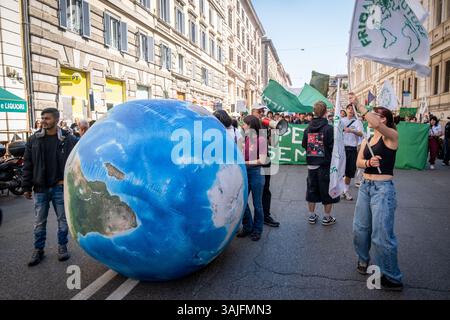Rom, Rm, Italien. April 2025. Hunderte Schüler des Schulstreiks treffen sich in Rom, um an dem klimamarsch teilzunehmen, der von der Gruppe „Fridays for Future Rome“ organisiert wird (Foto: © Marco Di Gianvito/ZUMA Press Wire). Nicht für kommerzielle ZWECKE! Stockfoto