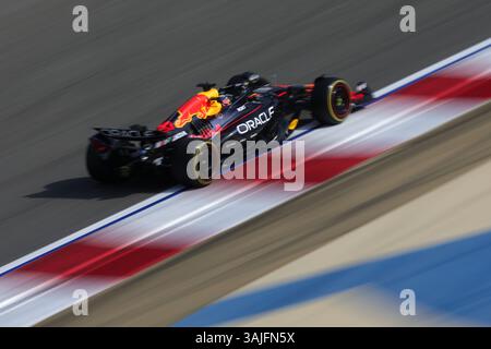 37 IWASA Ayumu (jpn), Red Bull Racing RB21, Action während des Formel 1 Golf Bahrain Grand Prix 2025, 4. Runde der FIA Formel 1 Weltmeisterschaft 2025 vom 11. Bis 13. April 2025 auf dem Bahrain International Circuit in Sakhir, Bahrain - Foto Florent Gooden / DPPI Stockfoto