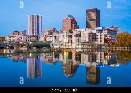 Rochester, New York, USA, Stadtbild am Genesee River in der Abenddämmerung. Stockfoto