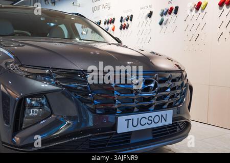 Frontgrill und Logo des Hyundai Tucson SUV im Auto Showroom. London, UK, 10. Februar 2024 Stockfoto