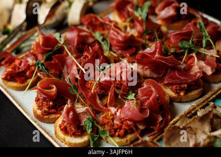 Ein Tablett mit Fleisch und Gemüse mit grüner Garnitur. Das Fleisch wird in Scheiben geschnitten und auf einem weißen Teller angeordnet Stockfoto