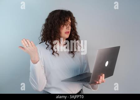 Ängstliche und müde Geschäftsfrau, die eine Pause braucht, um Energie zu tanken und wieder zu tanken. Stockfoto
