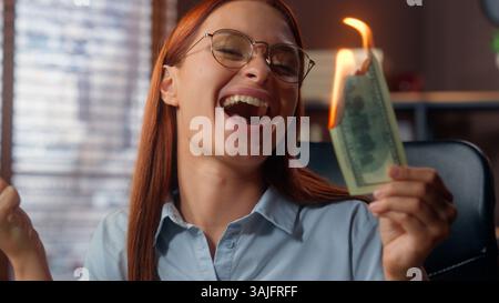 Nahaufnahme Europäischer reicher verrückter lustiger glücklicher lächelnder Geschäftsfrau Geschäftsfrau weiblicher Mädchen Investition in Büro Geld verbrennen Dollar lachen Haben Stockfoto