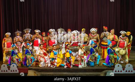 14.01.2025. Kandy, Sri Lanka. Traditionelle kandyanische Tänzer führen in Kandy, Sri Lanka, eine kulturelle Trommeltrommel- und Tanzroutine in lebendigen Kostümen auf Stockfoto