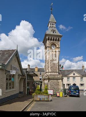 Wales, Powys, Hay-on-Wye - 17. Juli 2024: Der Uhrturm in Hay-on-Wye wurde 1881 gebaut und hat das gleiche Design wie der Uhrturm von Knighton. Stockfoto