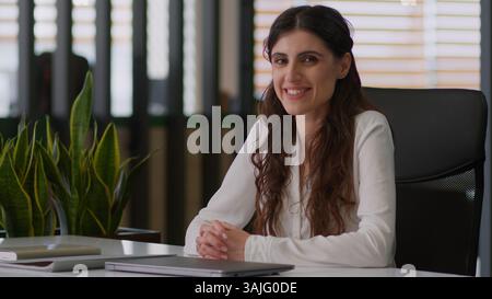 Geschäftsfrau Porträt glückliche Arbeitgeberin Unternehmerin im Büro Arbeitsplatz Manager Broker Investorenleiter Firma arbeitet studierend Kaukasisches Mädchen Stockfoto