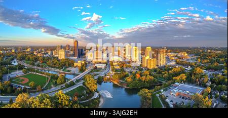 Skyline von London, Ontario, Kanada zur blauen Stunde auf der Themse. Stockfoto
