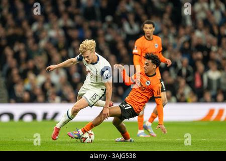 London, Großbritannien. April 2025. Lucas Bergvall (15) von Tottenham Hotspur und Nathaniel Brown (21) von Eintracht Frankfurt während des UEFA Europa League Spiels zwischen Tottenham Hotspur und Eintracht Frankfurt im Tottenham Hotspur Stadium in London. Quelle: Gonzales Photo/Alamy Live News Stockfoto