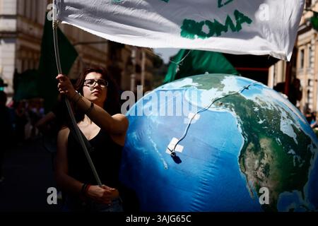 Roma, Italien. April 2025. Manifestazione Friday for Future - Roma -Italia - Venerdì 11 April 2025 - Cronaca - (Foto di Cecilia Fabiano/LaPresse) Demonstration von Friday for Future Rome, Italy Friday, 11 April 2025 - News - (Foto: Cecilia Fabiano/LaPresse) Credit: LaPresse/Alamy Live News Stockfoto