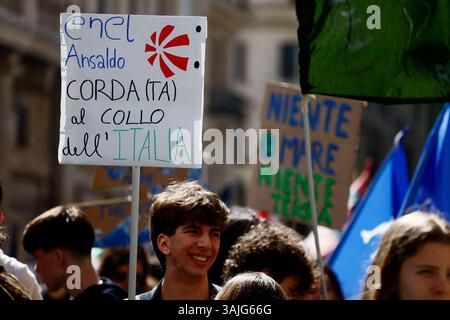 Roma, Italien. April 2025. Manifestazione Friday for Future - Roma -Italia - Venerdì 11 April 2025 - Cronaca - (Foto di Cecilia Fabiano/LaPresse) Demonstration von Friday for Future Rome, Italy Friday, 11 April 2025 - News - (Foto: Cecilia Fabiano/LaPresse) Credit: LaPresse/Alamy Live News Stockfoto