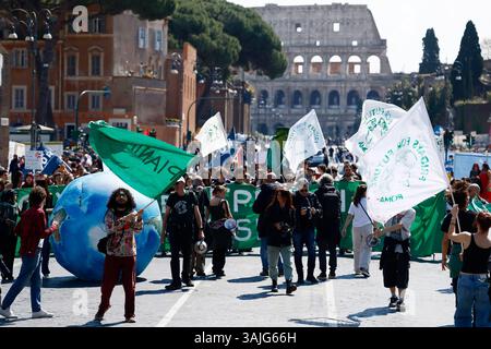 Roma, Italien. April 2025. Manifestazione Friday for Future - Roma -Italia - Venerdì 11 April 2025 - Cronaca - (Foto di Cecilia Fabiano/LaPresse) Demonstration von Friday for Future Rome, Italy Friday, 11 April 2025 - News - (Foto: Cecilia Fabiano/LaPresse) Credit: LaPresse/Alamy Live News Stockfoto