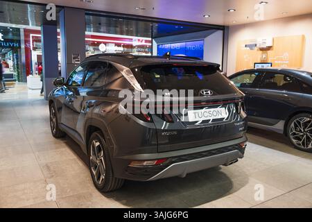 Rückansicht des Hyundai Tucson SUV in einem Ausstellungsraum. London, UK, 10. Februar 2024 Stockfoto