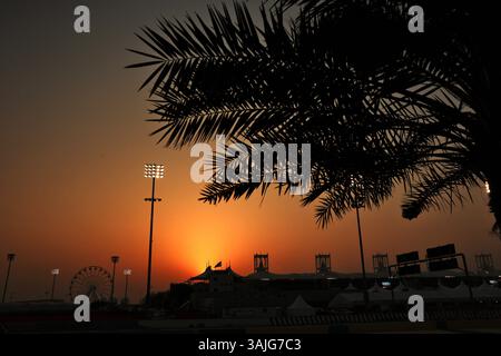 Sakhir, Bahrain. April 2025. Rundkurs Atmosphäre - Sonnenuntergang. 11.04.2025. Formel-1-Weltmeisterschaft, Rd 4, Grand Prix Von Bahrain, Sakhir, Bahrain, am Übungstag sollte der Fotonachweis lauten: XPB/Alamy Live News. Stockfoto