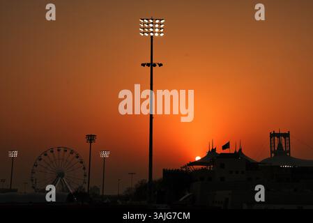 Sakhir, Bahrain. April 2025. Rundkurs Atmosphäre - Sonnenuntergang. 11.04.2025. Formel-1-Weltmeisterschaft, Rd 4, Grand Prix Von Bahrain, Sakhir, Bahrain, am Übungstag sollte der Fotonachweis lauten: XPB/Alamy Live News. Stockfoto