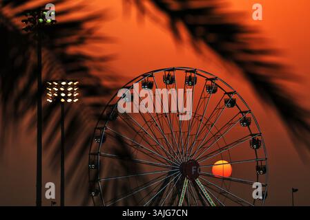 Sakhir, Bahrain. April 2025. Rundkurs Atmosphäre - Sonnenuntergang. 11.04.2025. Formel-1-Weltmeisterschaft, Rd 4, Grand Prix Von Bahrain, Sakhir, Bahrain, am Übungstag sollte der Fotonachweis lauten: XPB/Alamy Live News. Stockfoto