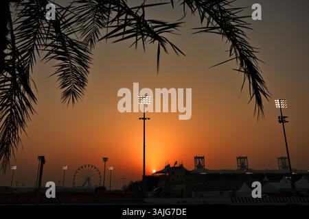 Sakhir, Bahrain. April 2025. Rundkurs Atmosphäre - Sonnenuntergang. 11.04.2025. Formel-1-Weltmeisterschaft, Rd 4, Grand Prix Von Bahrain, Sakhir, Bahrain, am Übungstag sollte der Fotonachweis lauten: XPB/Alamy Live News. Stockfoto