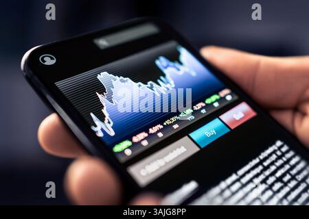ETF- oder Krypto-Index in Mobilgeräten. Broker mit Telefon. Börsengehandelter Fonds. Vermögens- und Börsenanwendung. Börsen-, Finanz- und Geldgeschäft. Stockfoto