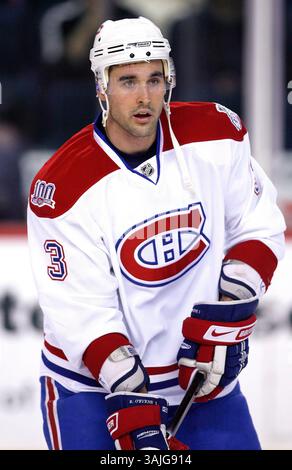 Februar 2009 - Calgary, Alberta, Kanada - Foto des NHL-Spielerprofils auf Ryan O'Byrne von Montreal Canadiens während eines Hockeyspiels in Calgary. (Foto: © Larry MacDougal via ZUMA Wire) Stockfoto