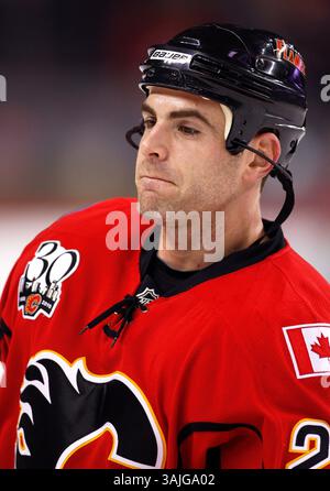 28. Dezember 2009 - Calgary, Alberta, Kanada - Foto des NHL-Spielerprofils auf Eric Nystrom von Calgary Flames während eines aktuellen Spiels in Calgary. (Foto: © Larry MacDougal via ZUMA Wire) Stockfoto