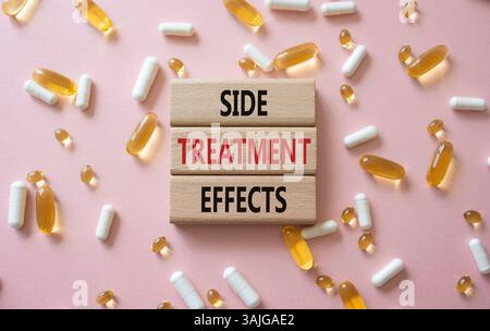 Symbol für Nebenwirkungen der Behandlung. Concept Words-Nebenwirkungen an Holzblöcken. Schöner rosafarbener Hintergrund mit Pillen. Gesundheitswesen und Side Treatm Stockfoto