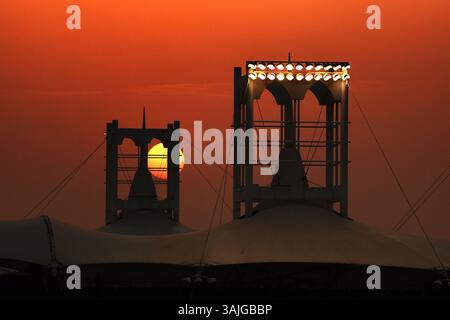 Sakhir, Bahrain. April 2025. Rundkurs Atmosphäre - Sonnenuntergang. 11.04.2025. Formel-1-Weltmeisterschaft, Rd 4, Grand Prix Von Bahrain, Sakhir, Bahrain, Practice Day Credit: James Moy/Alamy Live News Stockfoto