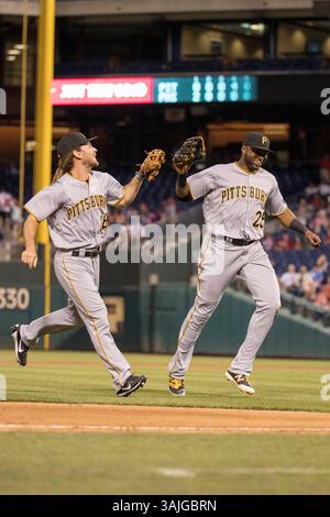 5. Juli 2017: Der Pittsburgh Pirates Right Fielder Gregory Polanco (25) feiert sein Heimspiel mit John Jaso (28) während des MLB-Spiels zwischen den Pittsburgh Pirates und Philadelphia Phillies im Citizens Bank Park in Philadelphia, Pennsylvania. Die Pittsburgh Pirates gewannen mit 5:2. Christopher Szagola/CSM(Kreditbild: &Copy; Chris Szagola/CSM via ZUMA Wire) Stockfoto