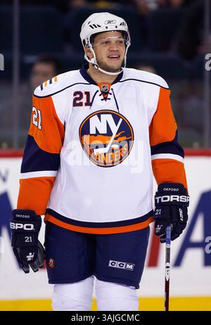11. Januar 2009 - Calgary, Alberta, Kanada - Foto des NHL-Spielerprofils auf Kyle Okposo der New York Islanders während eines Hockeyspiels in Calgary. (Foto: © Larry MacDougal via ZUMA Wire) Stockfoto