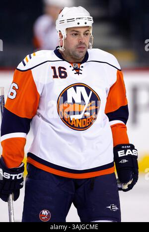 11. Januar 2009 - Calgary, Alberta, Kanada - Foto des NHL-Spielerprofils auf Jon SIM der New York Islanders während eines Hockeyspiels in Calgary. (Foto: © Larry MacDougal via ZUMA Wire) Stockfoto