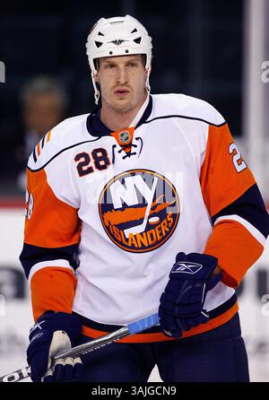 11. Januar 2009 - Calgary, Alberta, Kanada - Foto des NHL-Spielerprofils auf Tim Jackman der New York Islanders während eines Hockeyspiels in Calgary. (Foto: © Larry MacDougal via ZUMA Wire) Stockfoto