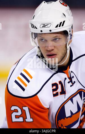 11. Januar 2009 - Calgary, Alberta, Kanada - Foto des NHL-Spielerprofils auf Kyle Okposo der New York Islanders während eines Hockeyspiels in Calgary. (Foto: © Larry MacDougal via ZUMA Wire) Stockfoto