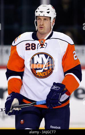 11. Januar 2009 - Calgary, Alberta, Kanada - Foto des NHL-Spielerprofils auf Tim Jackman der New York Islanders während eines Hockeyspiels in Calgary. (Foto: © Larry MacDougal via ZUMA Wire) Stockfoto