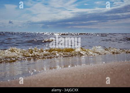 Wellen der Ostsee. Sandstrand des finnischen Golfs Stockfoto