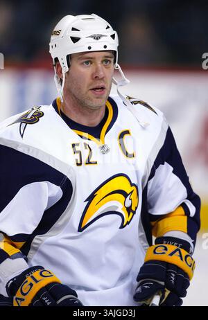 31. Januar 2009 – Calgary, Alberta, Kanada – Foto des NHL-Spielerprofils auf Craig Rivet von Buffalo Sabres während eines Hockeyspiels in Calgary. (Foto: © Larry MacDougal via ZUMA Wire) Stockfoto