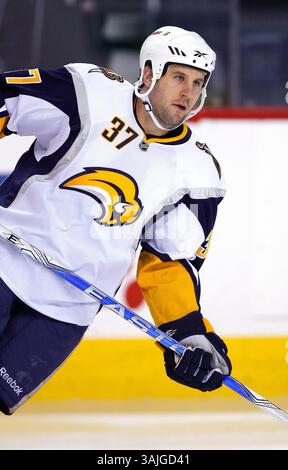 31. Januar 2009 – Calgary, Alberta, Kanada – Foto des NHL-Spielerprofils auf Matt Ellis von Buffalo Sabres während eines Hockeyspiels in Calgary. (Foto: © Larry MacDougal via ZUMA Wire) Stockfoto