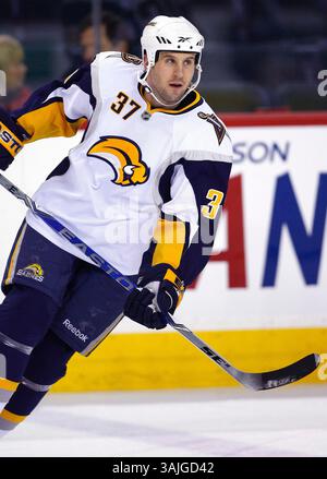 31. Januar 2009 – Calgary, Alberta, Kanada – Foto des NHL-Spielerprofils auf Matt Ellis von Buffalo Sabres während eines Hockeyspiels in Calgary. (Foto: © Larry MacDougal via ZUMA Wire) Stockfoto