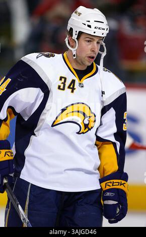 31. Januar 2009 – Calgary, Alberta, Kanada – Foto des NHL-Spielerprofils auf Chris Butler von Buffalo Sabres während eines Hockeyspiels in Calgary. (Foto: © Larry MacDougal via ZUMA Wire) Stockfoto
