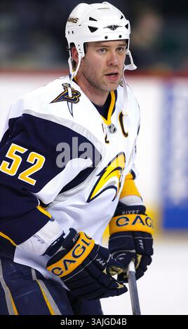 31. Januar 2009 – Calgary, Alberta, Kanada – Foto des NHL-Spielerprofils auf Craig Rivet von Buffalo Sabres während eines Hockeyspiels in Calgary. (Foto: © Larry MacDougal via ZUMA Wire) Stockfoto