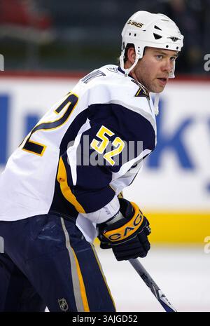 31. Januar 2009 – Calgary, Alberta, Kanada – Foto des NHL-Spielerprofils auf Craig Rivet von Buffalo Sabres während eines Hockeyspiels in Calgary. (Foto: © Larry MacDougal via ZUMA Wire) Stockfoto
