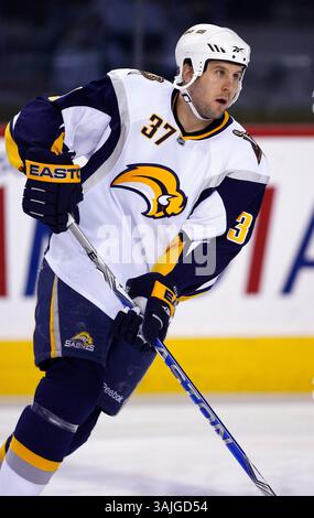 31. Januar 2009 – Calgary, Alberta, Kanada – Foto des NHL-Spielerprofils auf Matt Ellis von Buffalo Sabres während eines Hockeyspiels in Calgary. (Foto: © Larry MacDougal via ZUMA Wire) Stockfoto