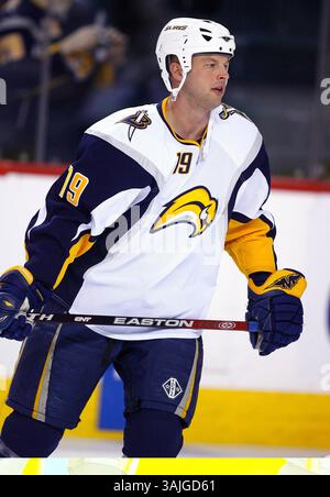 31. Januar 2009 – Calgary, Alberta, Kanada – Foto des NHL-Spielerprofils auf Tim Connolly von Buffalo Sabres während eines Hockeyspiels in Calgary. (Foto: © Larry MacDougal via ZUMA Wire) Stockfoto