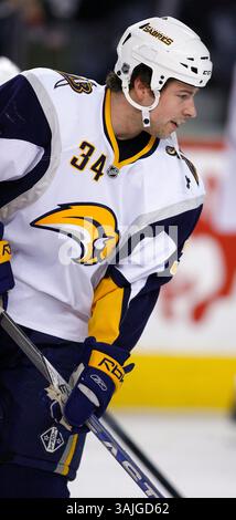 31. Januar 2009 – Calgary, Alberta, Kanada – Foto des NHL-Spielerprofils auf Chris Butler von Buffalo Sabres während eines Hockeyspiels in Calgary. (Foto: © Larry MacDougal via ZUMA Wire) Stockfoto