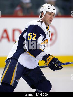 31. Januar 2009 – Calgary, Alberta, Kanada – Foto des NHL-Spielerprofils auf Craig Rivet von Buffalo Sabres während eines Hockeyspiels in Calgary. (Foto: © Larry MacDougal via ZUMA Wire) Stockfoto