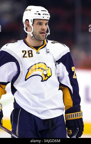 31. Januar 2009 – Calgary, Alberta, Kanada – Foto des NHL-Spielerprofils auf Paul Gaustad von Buffalo Sabres während eines Hockeyspiels in Calgary. (Foto: © Larry MacDougal via ZUMA Wire) Stockfoto