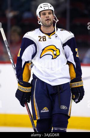 31. Januar 2009 – Calgary, Alberta, Kanada – Foto des NHL-Spielerprofils auf Paul Gaustad von Buffalo Sabres während eines Hockeyspiels in Calgary. (Foto: © Larry MacDougal via ZUMA Wire) Stockfoto